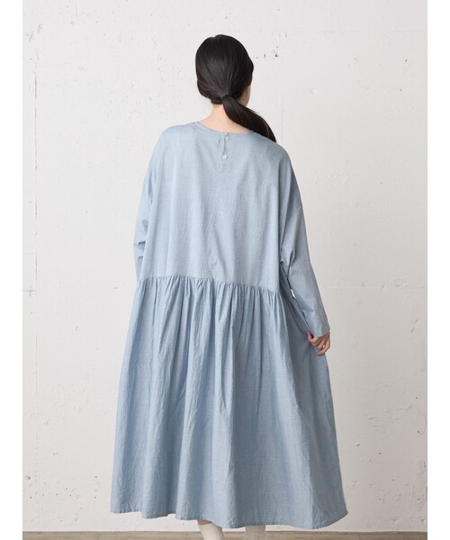 MidiUmi（ミディウミ）の「MidiUmi シャンブレーギャザーワンピース（ワンピース・レディース・ブルー/ブラック・FREE）」の14枚目の写真