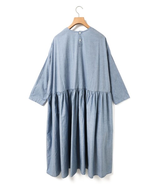 MidiUmi（ミディウミ）の「MidiUmi シャンブレーギャザーワンピース（ワンピース・レディース・ブルー/ブラック・FREE）」の3枚目の写真