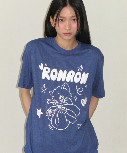 RONRON(ロンロン)の「EMBO KITSCH CAT OVER FIT T SHIRT VINTAGE BLUE(Tシャツ/カットソー・レディース・その他・FREE)」の1枚目の写真