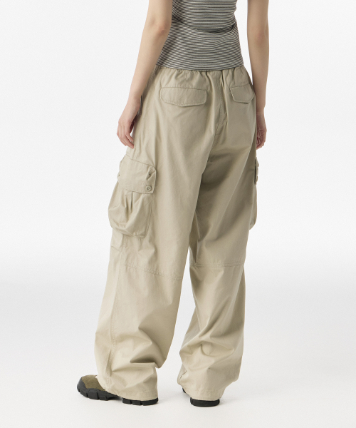 MUSINSA STANDARD WOMAN（ムシンサスタンダードウーマン）の「ウィメンズコットンパラシュートカーゴパンツ[ライトベージュ]（スウェットパンツ・レディース・その他・30/24/26/28/22）」の4枚目の写真