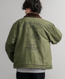KRIFF MAYER（クリフメイヤー）の「KRIFF MAYER クリフメイヤー バックグラフィックプリント裏ボアデッキジャケット 2525109（ミリタリージャケット・メンズ）」