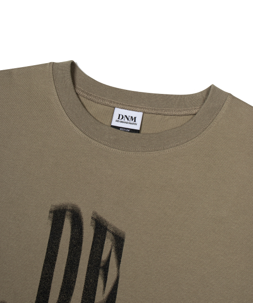 DE GRAND MATIN（ディグランドマーティン）の「BLURRY LOGO TEE_KHAKI（Tシャツ/カットソー・レディース・その他・MEDIUM/LARGE）」の4枚目の写真