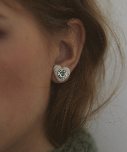 NFF（エヌエフエフ）の「totem heart earrings-ivory（ピアス（両耳用）・レディース・その他・FREE）」の2枚目の写真