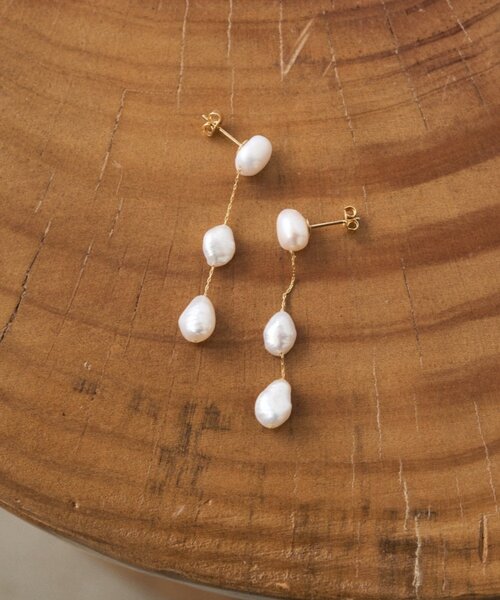 LOUNGEDRESS（ラウンジドレス）の「【セレモニー対応可】【GALENA/ガレナ】ドロップパールピアス（ピアス（両耳用）・レディース・オフホワイト・FREE）」の2枚目の写真