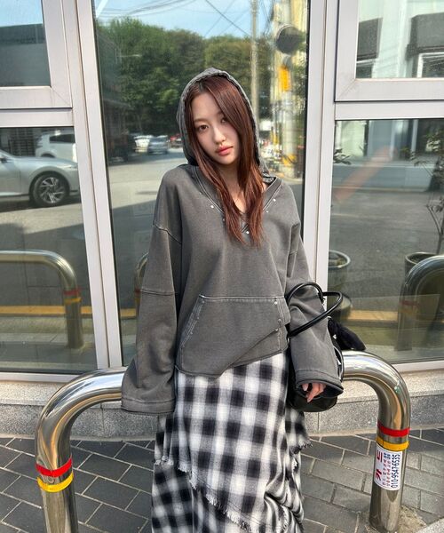 ORDINARY HOLIDAY（オーディナリー ホリデー）の「PIGMENT DEEP V-NECK HOODIE [CHARCOAL]（パーカー・レディース・その他・FREE）」の6枚目の写真