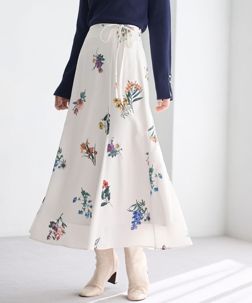 Andemiu（アンデミュウ）の「ボタニカルフラワーフレアスカート639130（スカート・レディース・ネイビー/グレイッシュベージュ・FREE）」の2枚目の写真