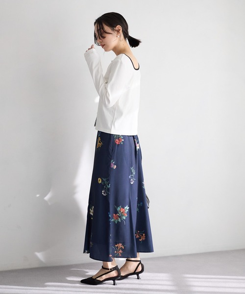 Andemiu（アンデミュウ）の「ボタニカルフラワーフレアスカート639130（スカート・レディース・ネイビー/グレイッシュベージュ・FREE）」の5枚目の写真