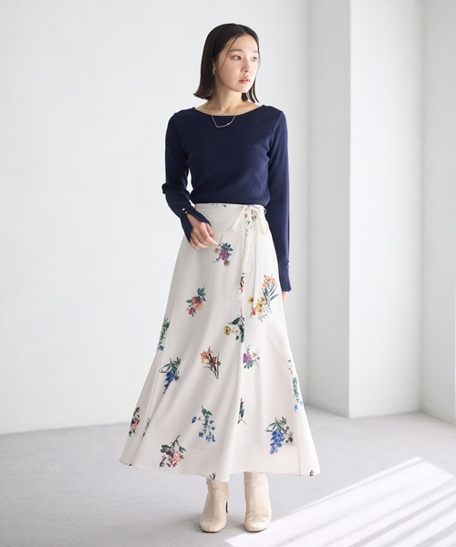 Andemiu（アンデミュウ）の「ボタニカルフラワーフレアスカート639130（スカート・レディース・ネイビー/グレイッシュベージュ・FREE）」の6枚目の写真