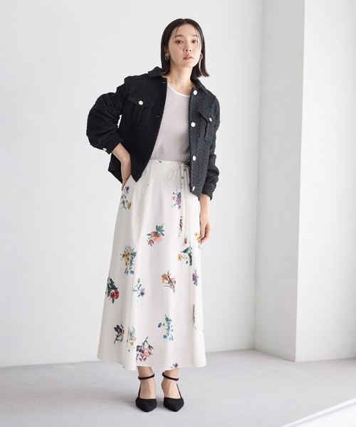 Andemiu（アンデミュウ）の「ボタニカルフラワーフレアスカート639130（スカート・レディース・ネイビー/グレイッシュベージュ・FREE）」の7枚目の写真