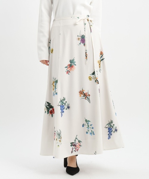 Andemiu（アンデミュウ）の「ボタニカルフラワーフレアスカート639130（スカート・レディース・ネイビー/グレイッシュベージュ・FREE）」の13枚目の写真