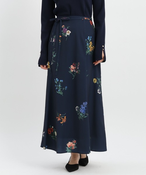 Andemiu（アンデミュウ）の「ボタニカルフラワーフレアスカート639130（スカート・レディース・ネイビー/グレイッシュベージュ・FREE）」の14枚目の写真