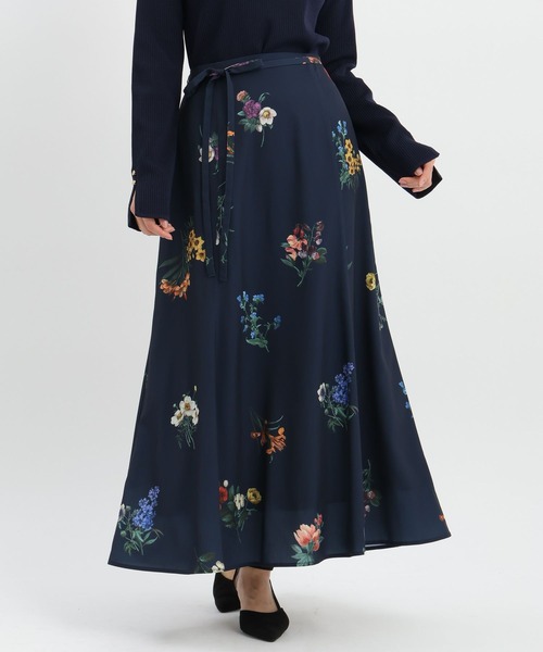 Andemiu（アンデミュウ）の「ボタニカルフラワーフレアスカート639130（スカート・レディース・ネイビー/グレイッシュベージュ・FREE）」の15枚目の写真