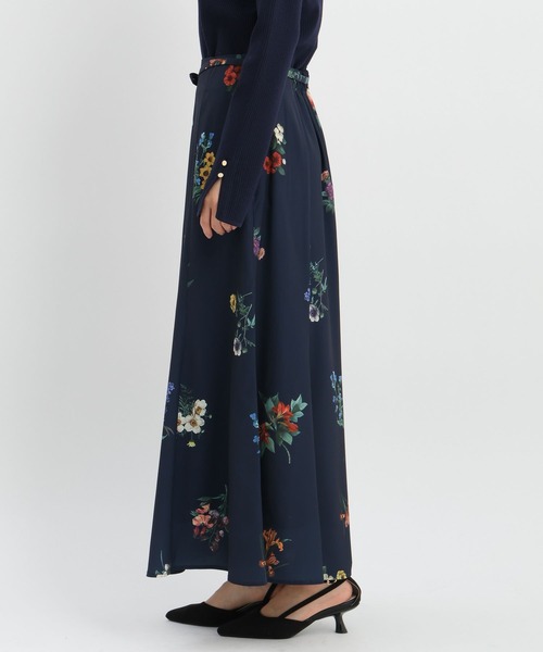 Andemiu（アンデミュウ）の「ボタニカルフラワーフレアスカート639130（スカート・レディース・ネイビー/グレイッシュベージュ・FREE）」の16枚目の写真