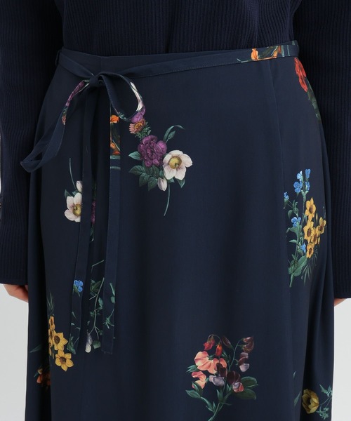 Andemiu（アンデミュウ）の「ボタニカルフラワーフレアスカート639130（スカート・レディース・ネイビー/グレイッシュベージュ・FREE）」の18枚目の写真