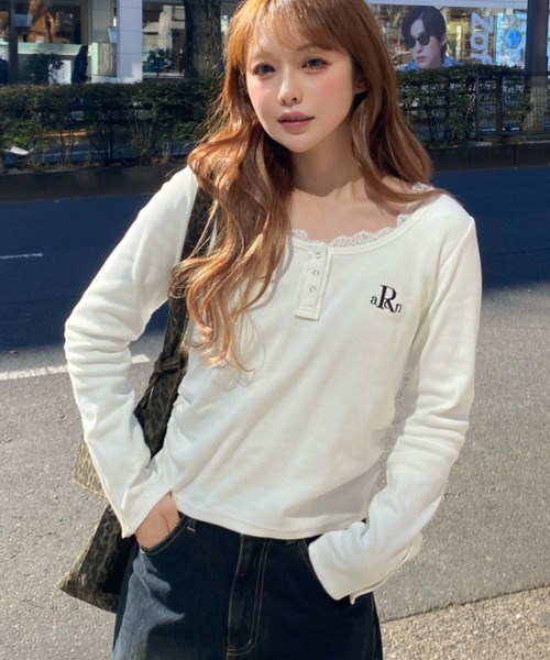 RAY CASSIN（レイカズン）の「胸刺繍UネックヘンリーTシャツ（Tシャツ/カットソー・レディース・グレー/ホワイト系その他2/グレー系その他2/ホワイト/ホワイト系その他・FREE）」の2枚目の写真