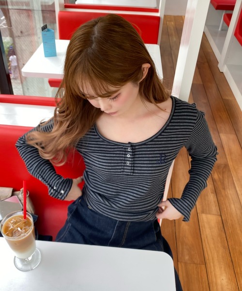 RAY CASSIN（レイカズン）の「胸刺繍UネックヘンリーTシャツ（Tシャツ/カットソー・レディース・グレー/ホワイト系その他2/グレー系その他2/ホワイト/ホワイト系その他・FREE）」の5枚目の写真