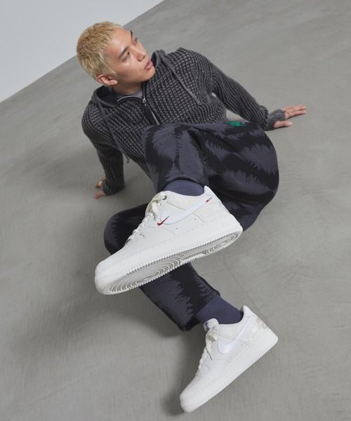 NIKE(ナイキ)の「ナイキ エア フォース 1 '07 メンズシューズ / Nike Air Force 1 '07 Men's Shoes IQ1119-011 Phantom(スニーカー・メンズ・クリーム・24/24.5/25.5/26/26.5/27/27.5/28/25/28.5/29)」の2枚目の写真