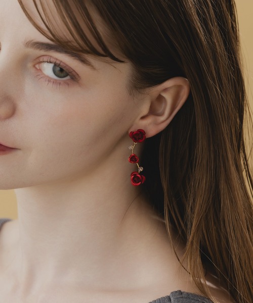 LA MUe(ラミュー)の「【LA MUE】ニッケルフリー ローズ ワイヤーロングピアス(ピアス(両耳用)・レディース・ブラック/ブルー/レッド・FREE)」の4枚目の写真