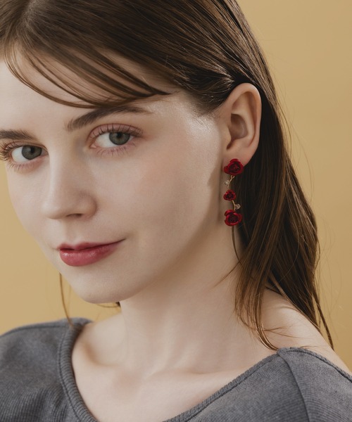 LA MUe(ラミュー)の「【LA MUE】ニッケルフリー ローズ ワイヤーロングピアス(ピアス(両耳用)・レディース・ブラック/ブルー/レッド・FREE)」の5枚目の写真