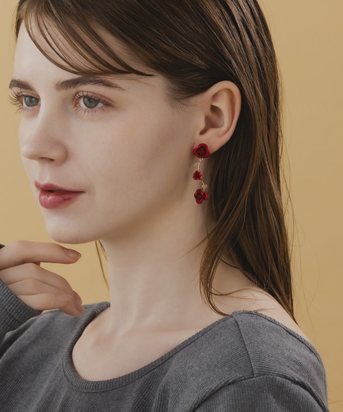 LA MUe(ラミュー)の「【LA MUE】ニッケルフリー ローズ ワイヤーロングピアス(ピアス(両耳用)・レディース・ブラック/ブルー/レッド・FREE)」の6枚目の写真