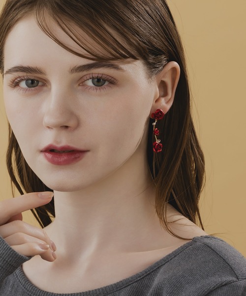 LA MUe(ラミュー)の「【LA MUE】ニッケルフリー ローズ ワイヤーロングピアス(ピアス(両耳用)・レディース・ブラック/ブルー/レッド・FREE)」の7枚目の写真