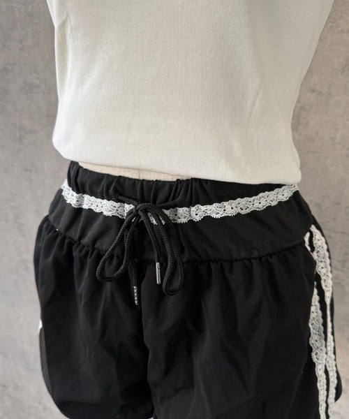 lilful(リルフル)の「【26年春夏新作】サイドレースライン ワンポイントナンバリング刺繍 バルーンシルエットショーパン(スウェットパンツ・レディース・ブラック・F)」の2枚目の写真