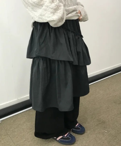 Vipoa（ヴィポア）の「asymmetry frill skirt（スカート・レディース・カーキ/ブラック・FREE）」の4枚目の写真