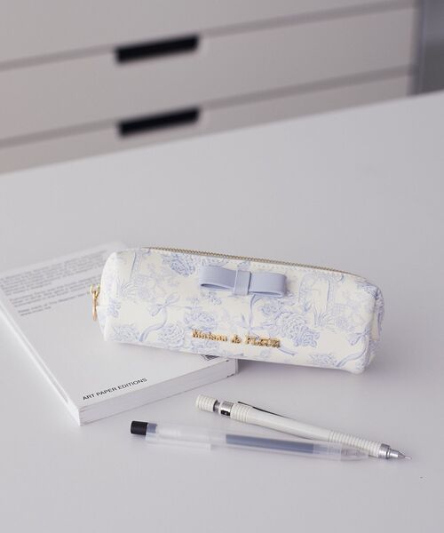 Maison de FLEUR（メゾンドフルール）の「フラワーガーデン柄合皮ロングポーチ（ポーチ・レディース・サックスブルー/ピンク/ブラック・FREE）」の2枚目の写真