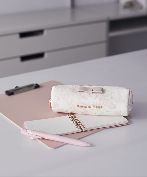 Maison de FLEUR（メゾンドフルール）の「フラワーガーデン柄合皮ロングポーチ（ポーチ・レディース・サックスブルー/ピンク/ブラック・FREE）」の3枚目の写真