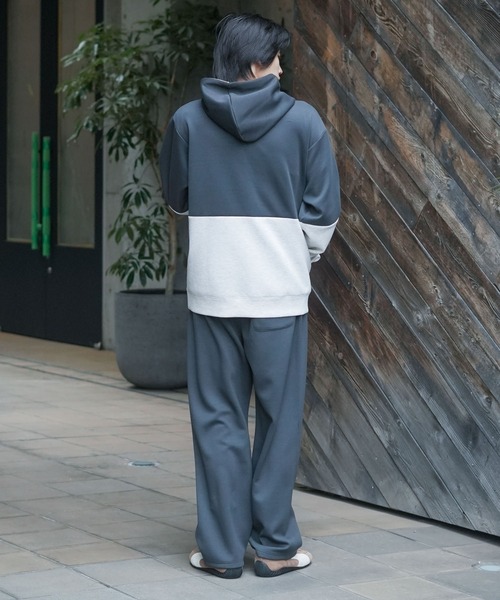 Blue Standard (ブルースタンダード)の「【BLUE STANDARD/ブルースタンダード】【1枚でサマになるバイカラー】パフィースウェットパーカー 配色切り替え フードが立つ(パーカー・メンズ・アイボリー/ブラック/チャコールグレー/グレー・MEDIUM/LARGE/X-LARGE)」の9枚目の写真