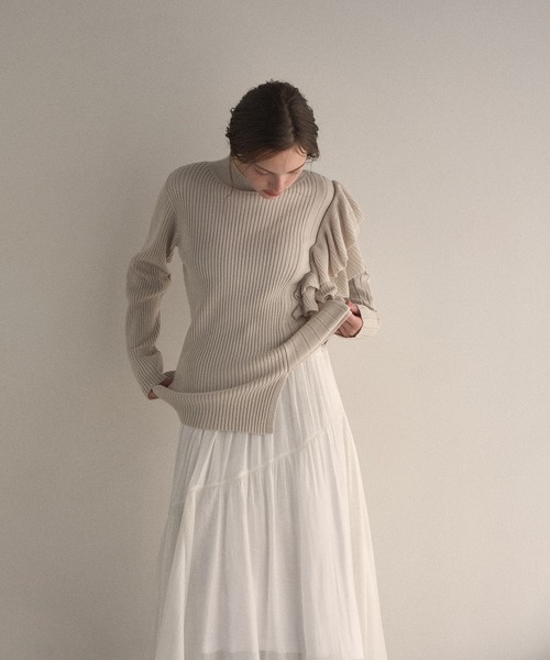 MIELI INVARIANT（ミエリインヴァリアント）の「Aurora Tiered Sheen Skirt（スカート・レディース・ライトグレー・FREE）」の4枚目の写真