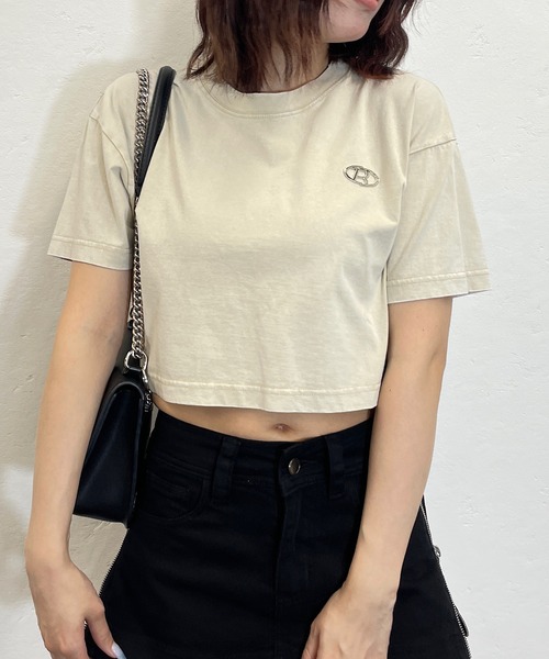 ROGER AND RAW(ロジャーアンドロウ)の「プレート付きピグメントクロップドTシャツ(Tシャツ/カットソー・レディース・ブラック/グレー/ベージュ/パープル・FREE)」の1枚目の写真