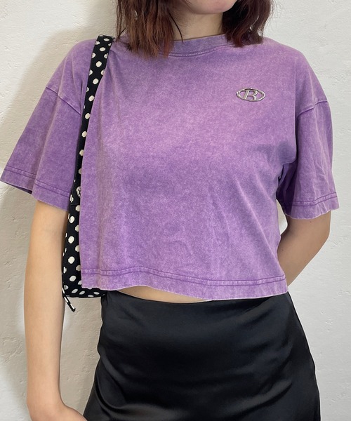 ROGER AND RAW(ロジャーアンドロウ)の「プレート付きピグメントクロップドTシャツ(Tシャツ/カットソー・レディース・ブラック/グレー/ベージュ/パープル・FREE)」の4枚目の写真