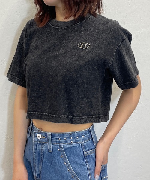 ROGER AND RAW(ロジャーアンドロウ)の「プレート付きピグメントクロップドTシャツ(Tシャツ/カットソー・レディース・ブラック/グレー/ベージュ/パープル・FREE)」の2枚目の写真