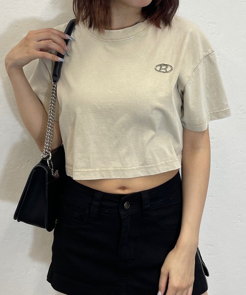 ROGER AND RAW(ロジャーアンドロウ)の「プレート付きピグメントクロップドTシャツ(Tシャツ/カットソー・レディース・ブラック/グレー/ベージュ/パープル・FREE)」の10枚目の写真