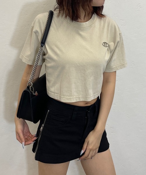 ROGER AND RAW(ロジャーアンドロウ)の「プレート付きピグメントクロップドTシャツ(Tシャツ/カットソー・レディース・ブラック/グレー/ベージュ/パープル・FREE)」の9枚目の写真