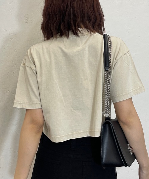 ROGER AND RAW(ロジャーアンドロウ)の「プレート付きピグメントクロップドTシャツ(Tシャツ/カットソー・レディース・ブラック/グレー/ベージュ/パープル・FREE)」の7枚目の写真