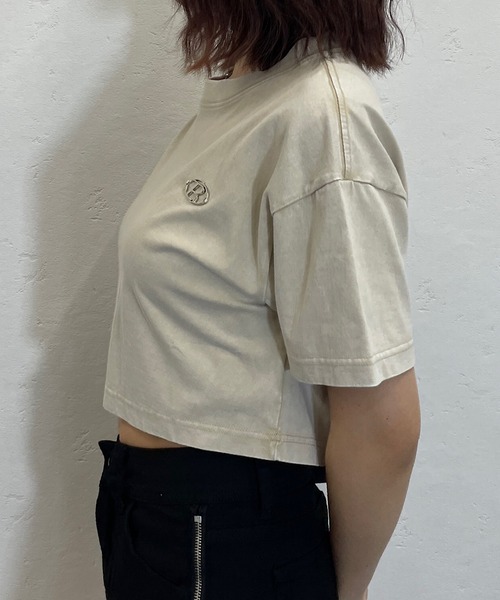 ROGER AND RAW(ロジャーアンドロウ)の「プレート付きピグメントクロップドTシャツ(Tシャツ/カットソー・レディース・ブラック/グレー/ベージュ/パープル・FREE)」の6枚目の写真