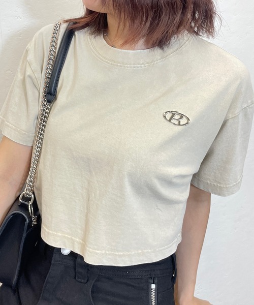 ROGER AND RAW(ロジャーアンドロウ)の「プレート付きピグメントクロップドTシャツ(Tシャツ/カットソー・レディース・ブラック/グレー/ベージュ/パープル・FREE)」の5枚目の写真