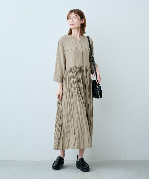 IEDIT（イディット）の「ＩＥＤＩＴ　撥水（はっすい）加工のワッシャープリーツワンピース（ワンピース・レディース・ネイビー/ベージュ系その他・M/L/LL/3L）」の2枚目の写真