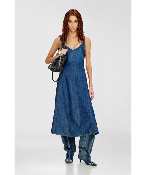 DIESEL(ディーゼル)の「ウィメンズ デニムドレス DE-BELD-D(ワンピース・レディース・インディゴブルー・MEDIUM/X-SMALL/SMALL)」の3枚目の写真