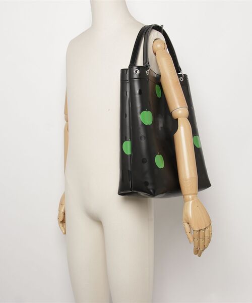 THE BEATLES COMME des GARCONS（ザ ビートルズ コムデギャルソン）の「THE BEATLES CdG TOTE BAG APPLE PRINTED（トートバッグ・メンズ・ブラック・ONE SIZE）」の11枚目の写真