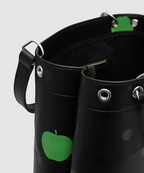 THE BEATLES COMME des GARCONS（ザ ビートルズ コムデギャルソン）の「THE BEATLES CdG TOTE BAG APPLE PRINTED（トートバッグ・メンズ・ブラック・ONE SIZE）」の3枚目の写真