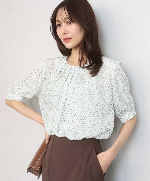 MK MICHEL KLEIN（エムケーミッシェルクラン）の「フラワーモチーフプリントブラウス/接触冷感/UVカット/洗える（シャツ/ブラウス・レディース・ネイビー/アイボリー・38）」の2枚目の写真