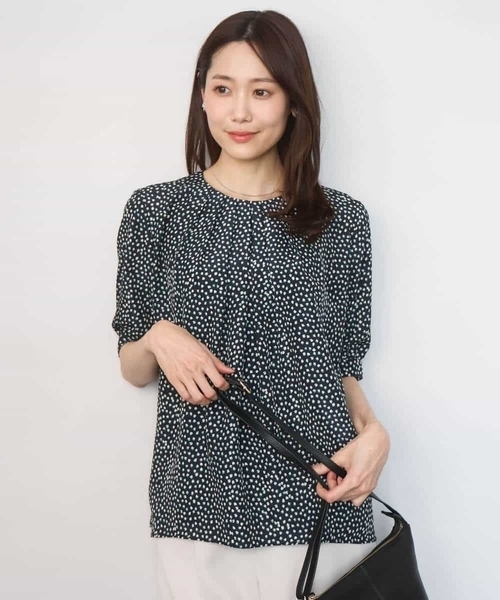 MK MICHEL KLEIN（エムケーミッシェルクラン）の「フラワーモチーフプリントブラウス/接触冷感/UVカット/洗える（シャツ/ブラウス・レディース・ネイビー/アイボリー・38）」の7枚目の写真