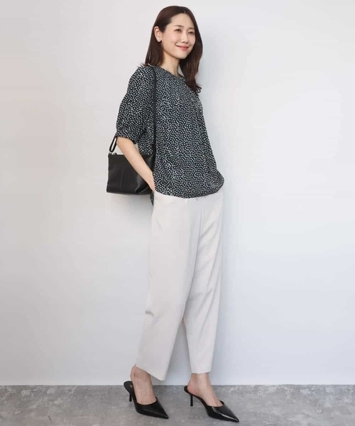 MK MICHEL KLEIN（エムケーミッシェルクラン）の「フラワーモチーフプリントブラウス/接触冷感/UVカット/洗える（シャツ/ブラウス・レディース・ネイビー/アイボリー・38）」の5枚目の写真
