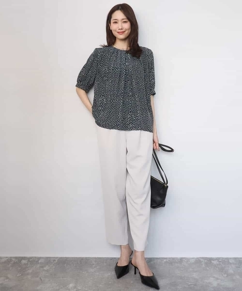 MK MICHEL KLEIN（エムケーミッシェルクラン）の「フラワーモチーフプリントブラウス/接触冷感/UVカット/洗える（シャツ/ブラウス・レディース・ネイビー/アイボリー・38）」の4枚目の写真