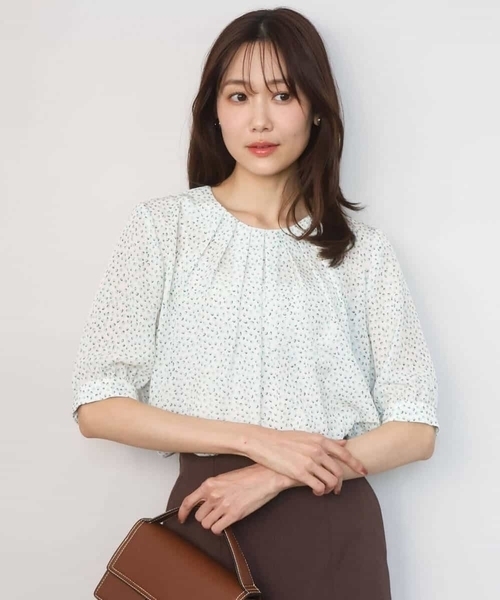 MK MICHEL KLEIN（エムケーミッシェルクラン）の「フラワーモチーフプリントブラウス/接触冷感/UVカット/洗える（シャツ/ブラウス・レディース・ネイビー/アイボリー・38）」の3枚目の写真