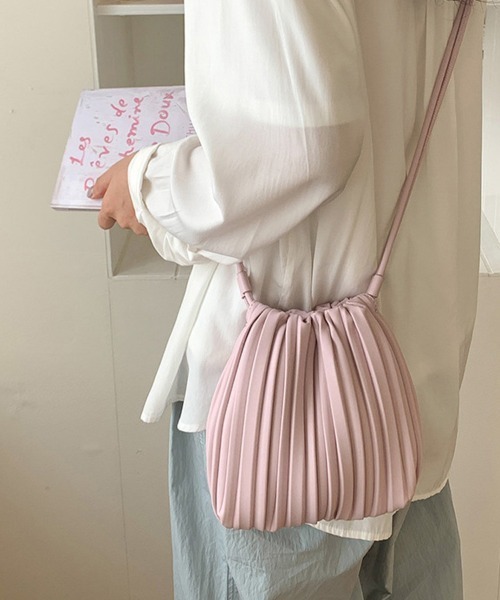 ReRe(リリ)の「プリーツデザイン×巾着ショルダーバッグ(ショルダーバッグ・レディース・ピンク/ブラウン/ブラック/ベージュ/ブルー/カーキ・FREE)」の6枚目の写真