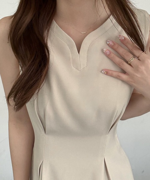 junoah(ジュノア)の「キーネックノースリーブワンピース(ワンピース・レディース・モカ/アイボリー/ブラック・SMALL/MEDIUM/LARGE)」の6枚目の写真